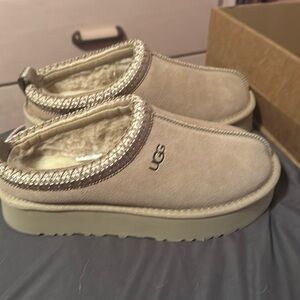 Ugg tazz slipper womens size 8 not sure of color reposhing